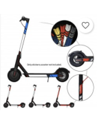 Fényvisszaverő matricák láthatók az elektromos robogó vezetése közben.